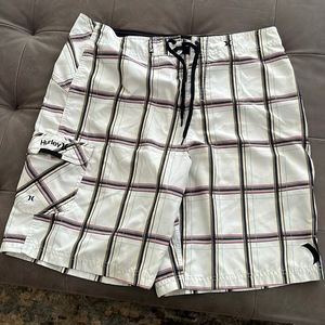 Hurley size 36 white with black checks board shorts. Front pocket.